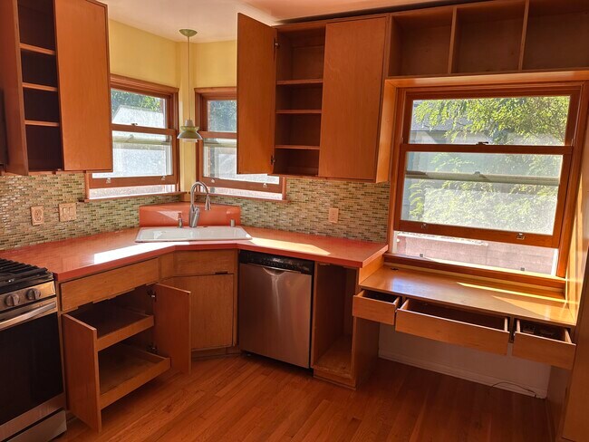 Escritorio integrado y cajones extraíbles - 4680 College View Ave