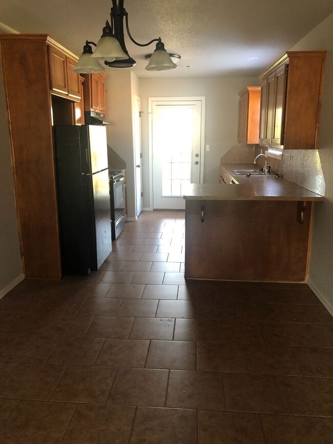 Building Photo - NICE 3 BEDROOM , TWO BATH HOUSE