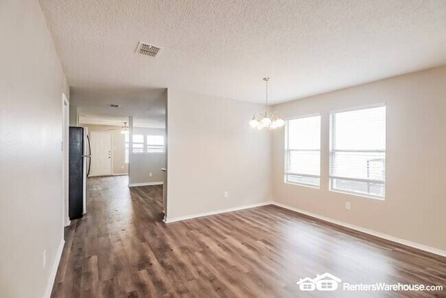 Building Photo - Newly renovated spacious 4 bed/2 bath, wit...