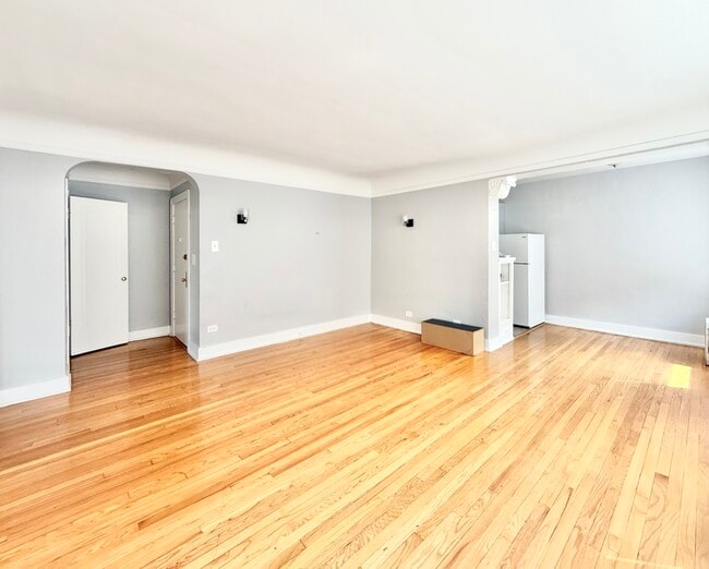 Building Photo - 2801 W Lunt Ave