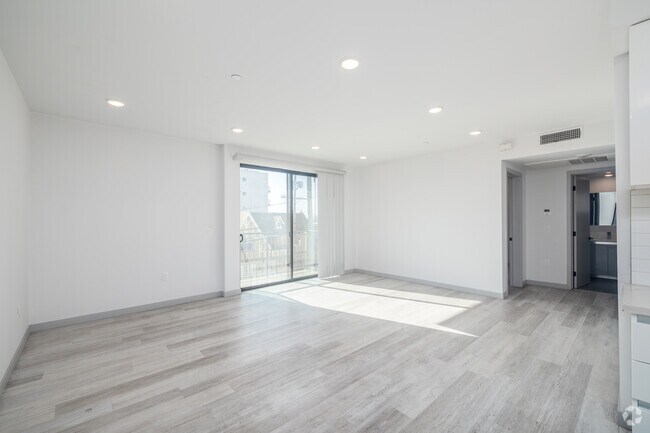 2 habitaciones, 2 baños - 935 pies cuadrados - Sala de estar - 941 Fedora St