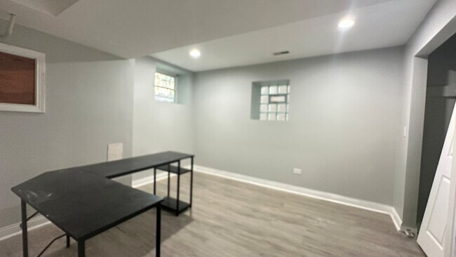 Foto del edificio - 6322 N Lakewood Ave