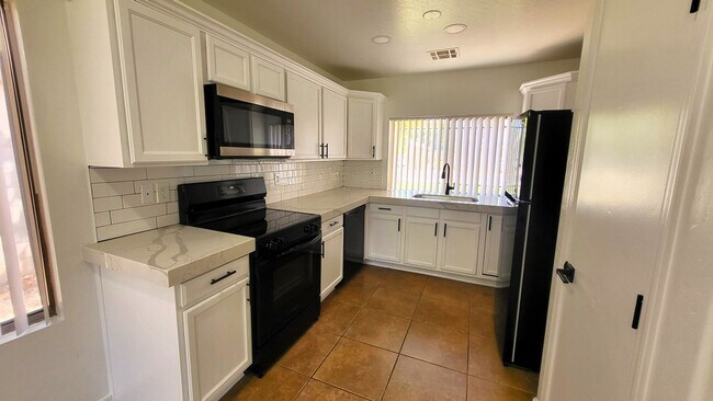 Foto del edificio - Beautifully Upgraded 3 Bedroom, 2 Bath Hom...