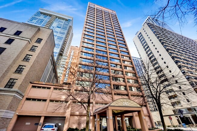 Building Photo - 247 E Chestnut St