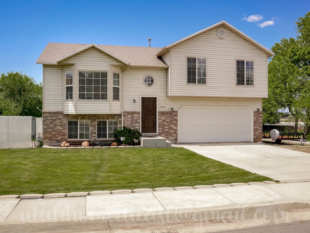 Primary Photo - Beautiful, Comfortable Roy Home