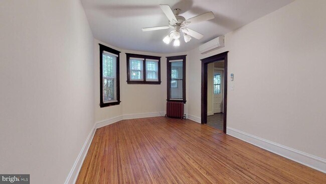 Foto del edificio - 728 Rock Creek Church Rd NW