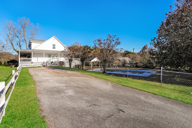 Foto del edificio - 5-Bedroom Home with Pool in Covington, GA!