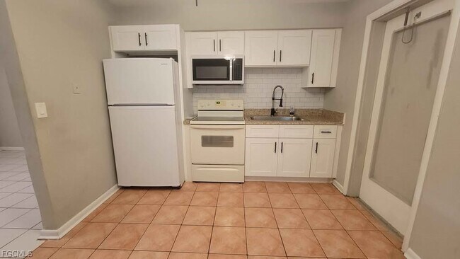 Foto del edificio - 221 Cape Coral Pkwy E