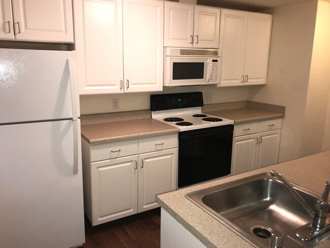 Foto del edificio - Spacious 1BR w/ Off-Street Parking | Quiet 4-Unit Building + Pet Friendly