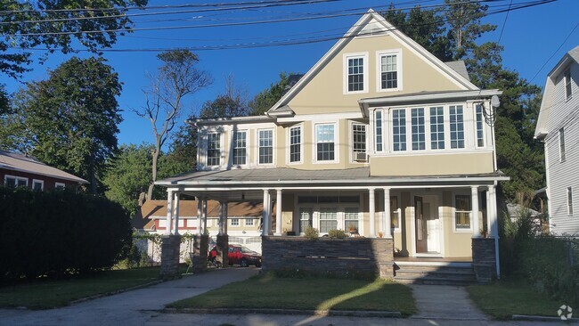 Building Photo - 450 Davidson St