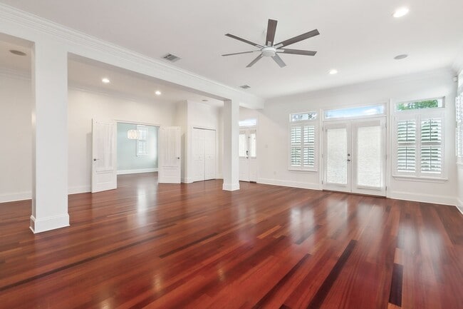 Building Photo - Lakeview Stunner! Must See!