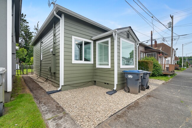 Building Photo - 207 N Alder St