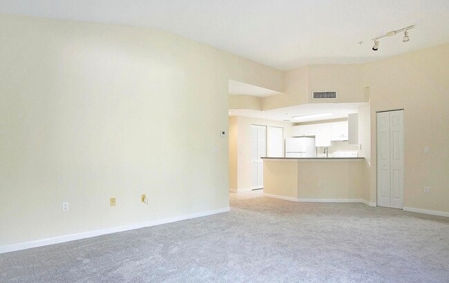 Building Photo - 5060 Fairways Cir