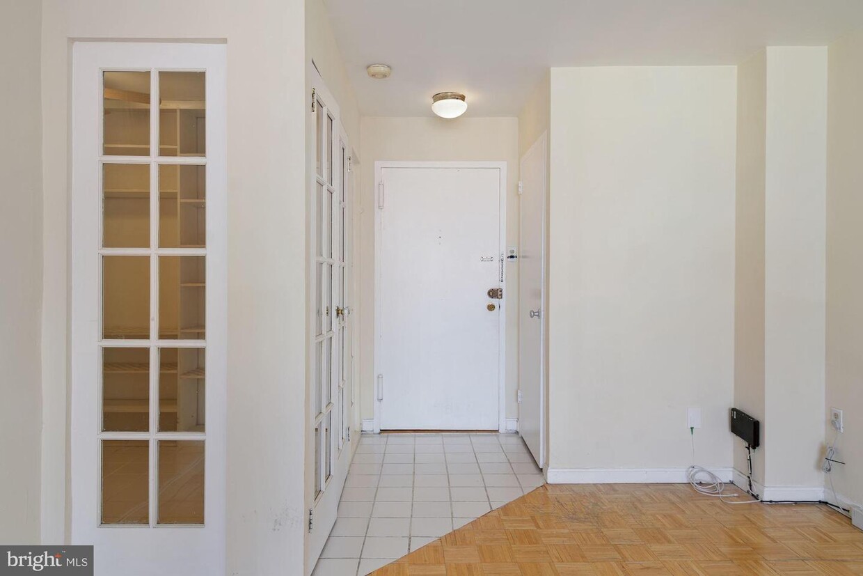 Primary Photo - 1121 Arlington Blvd