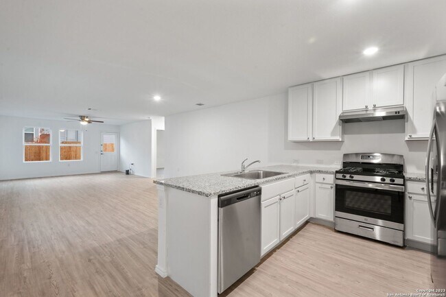 Foto del edificio - This beautiful single-story home has 4 bedrooms, 2 baths, vinyl flooring throughout, an open floo...