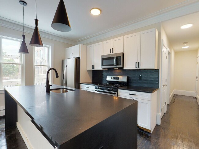 Foto del edificio - Awesome 5 bed 2 bath in Mission Hill.....