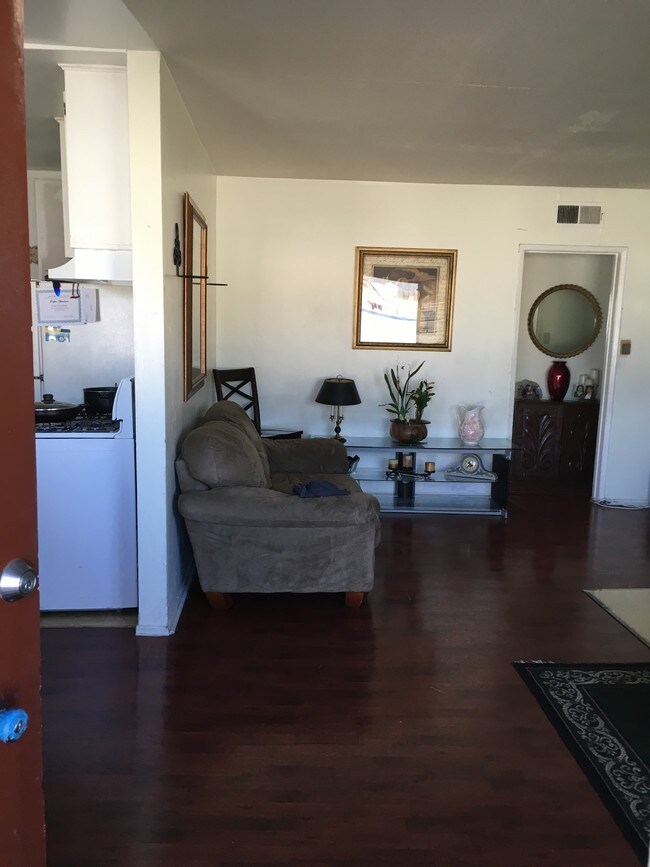 Sala de estar - 11041-11043 Sherman Way