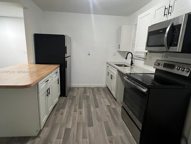 Foto del edificio - 1560 NE 151st St