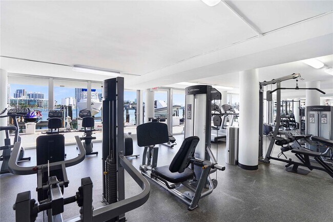 Foto del edificio - 900 Bay Dr