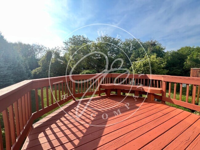Building Photo - Beautiful Open Concept 3 bedroom 2 bathroo...