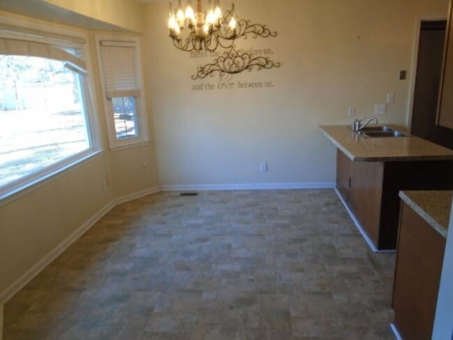 Building Photo - 3 Bedroom 2 Full Bathroom, Brick, Tri-Level Home in Mill Creek Farms Available Now!