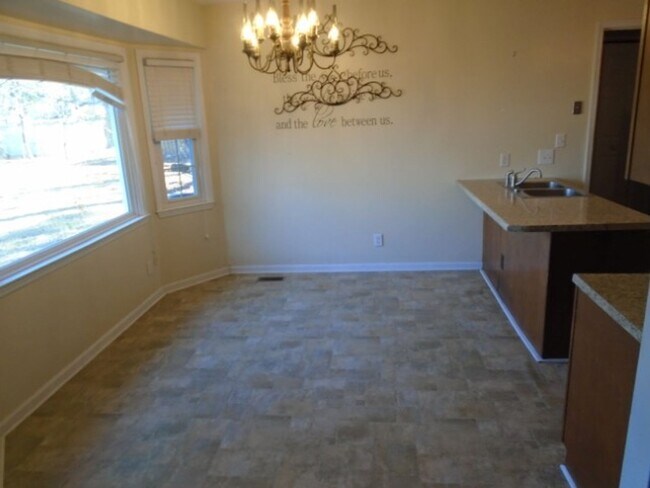 Foto del edificio - 3 Bedroom 2 Full Bathroom, Brick, Tri-Level Home in Mill Creek Farms Available Now!