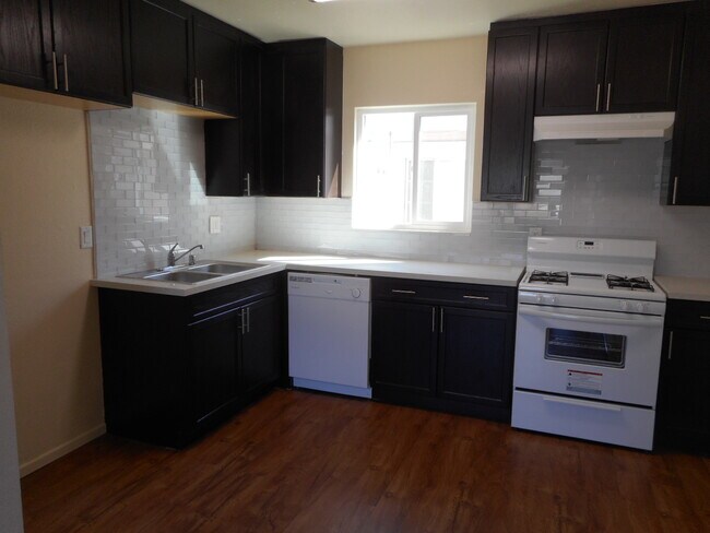 Building Photo - 1523 Plaza Del Amo