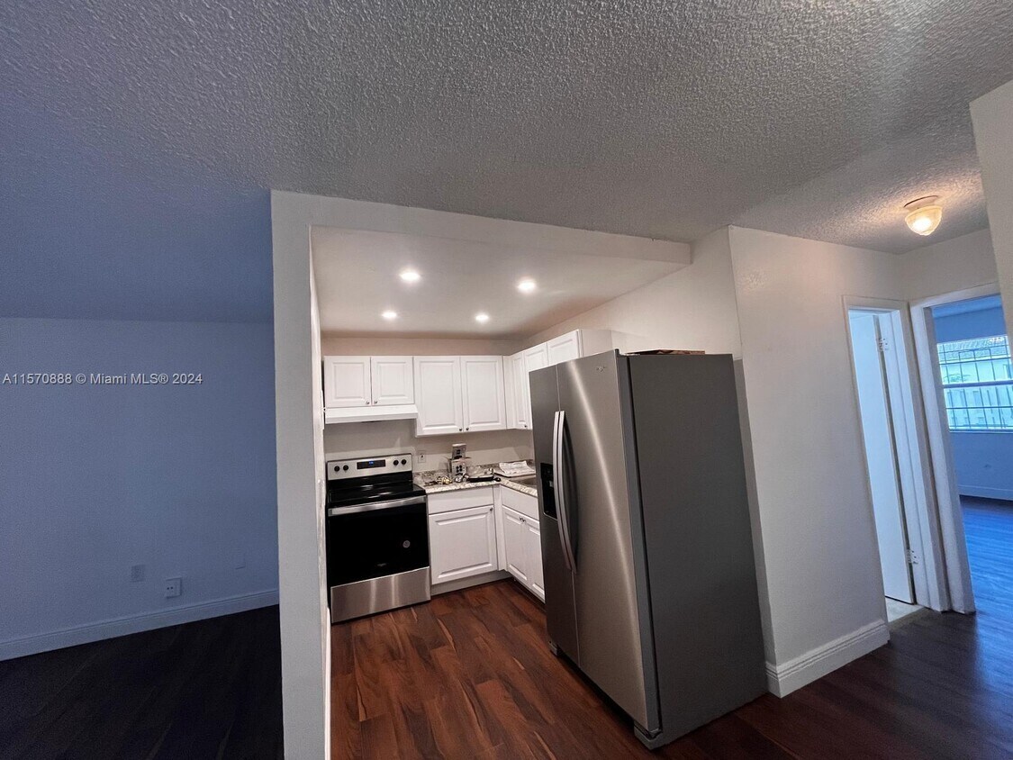 Foto del edificio - 301 NW 177th St