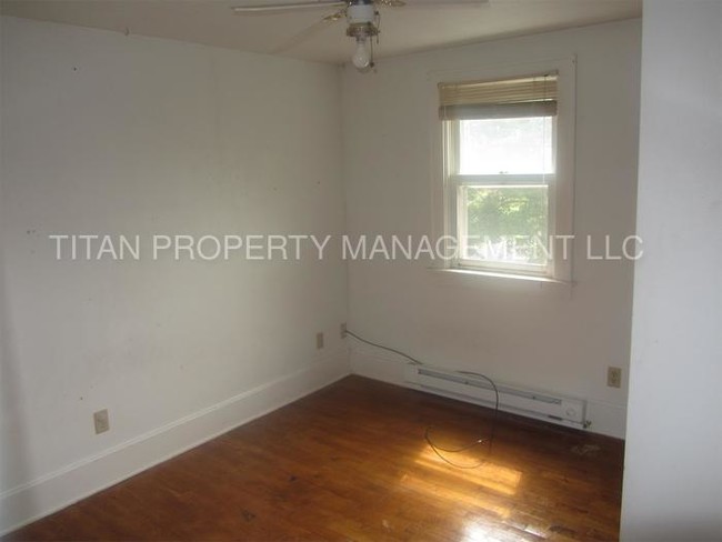 Building Photo - 805 W 9th Ave