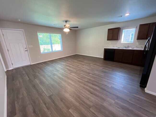 Building Photo - *Pre-leasing* Three Bedroom | Two Bath Home in Springdale