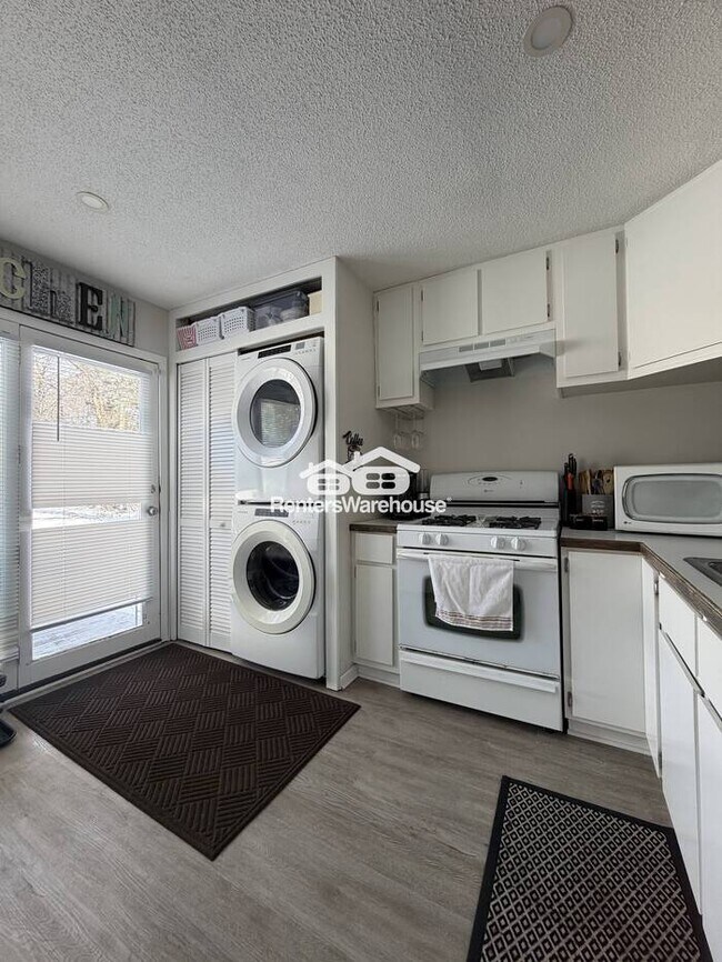 Building Photo - Available May 5th 2 Bedroom 1 Bath Single Family Home in White Bear Township