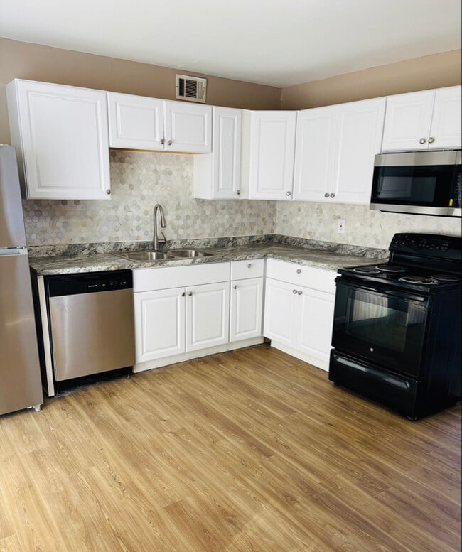 Building Photo - 2949 Laverne Dr