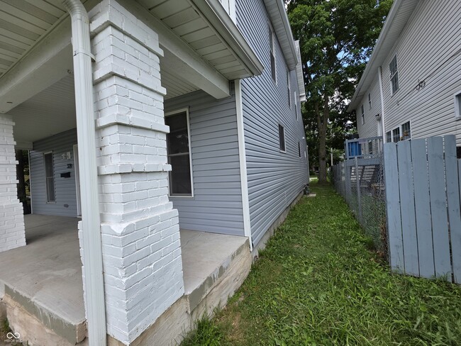 Building Photo - 327 N Sherman Dr