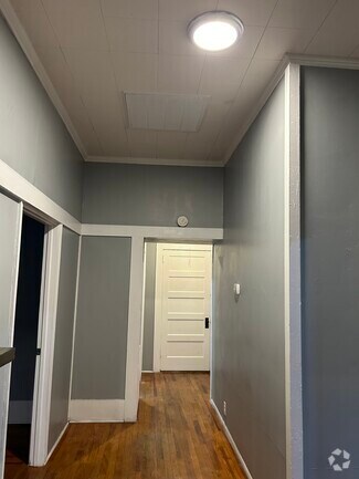 Building Photo - 404 S Green St