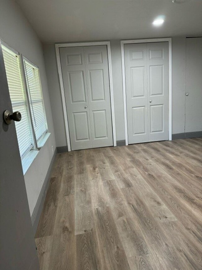 Building Photo - Newly Renovated, Cozy 2 Bedroom, 1 Bathroo...