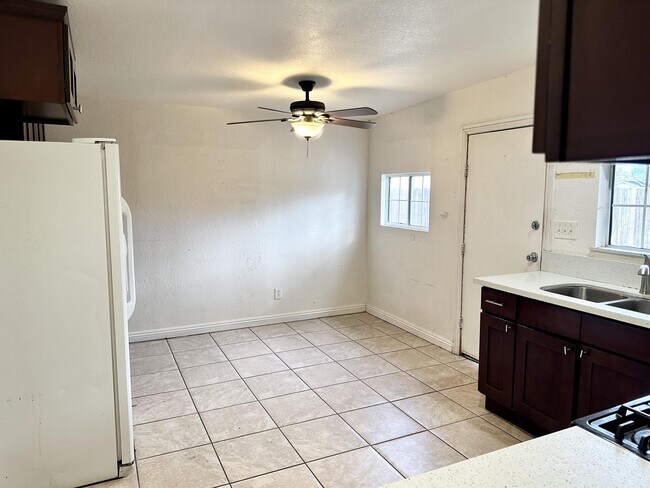 Building Photo - 871 Avocado Ave