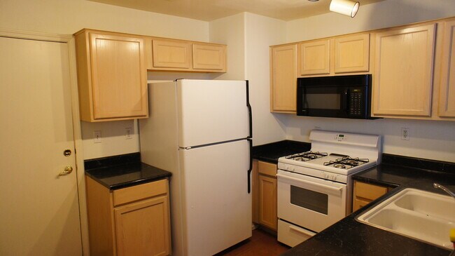 Foto del edificio - THIS IS A CHARMING TWO-STORY NORTH LAS VEG...