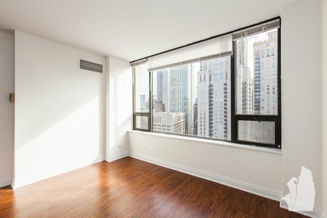 Building Photo - 15 E Oak St