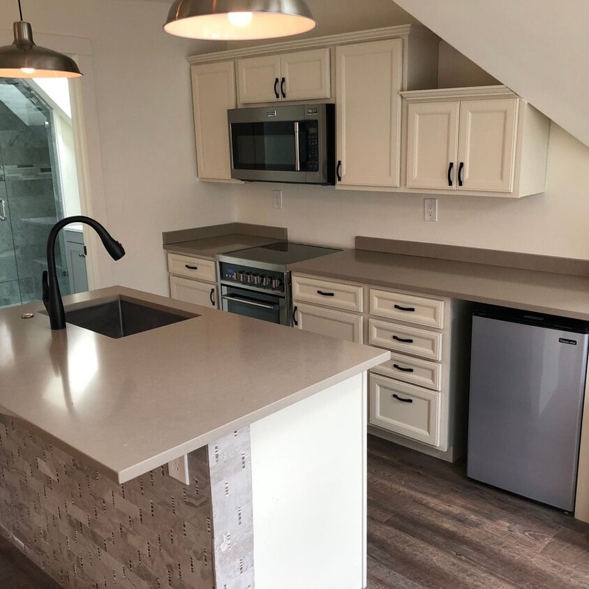 Building Photo - Brand new one bedroom second floor cottage.