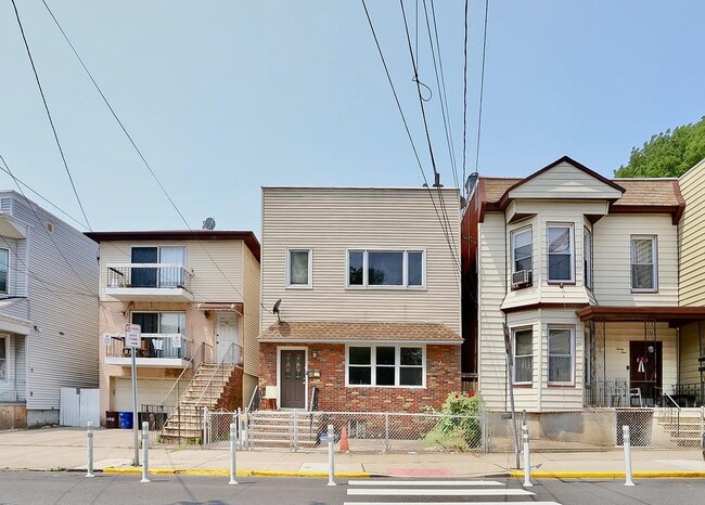 Building Photo - 97 Sanford Pl