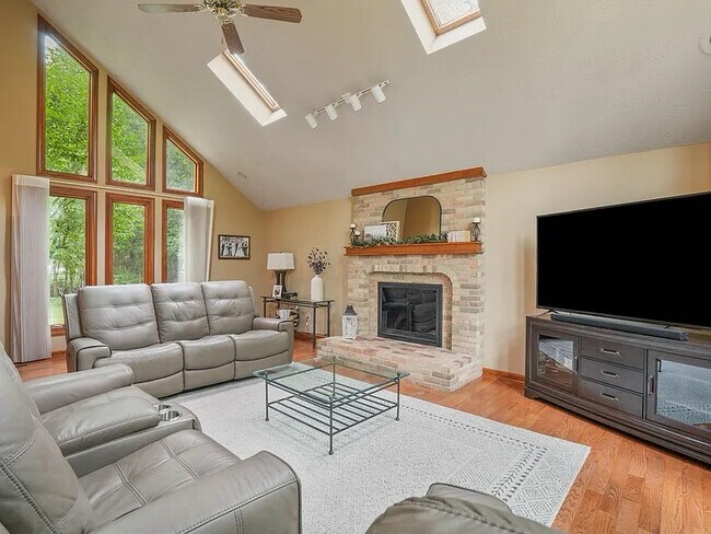 Foto del edificio - 7832 Country Brook Ln