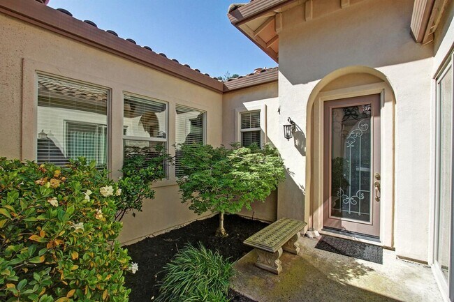 Building Photo - Single Story Home on Private Court with View!