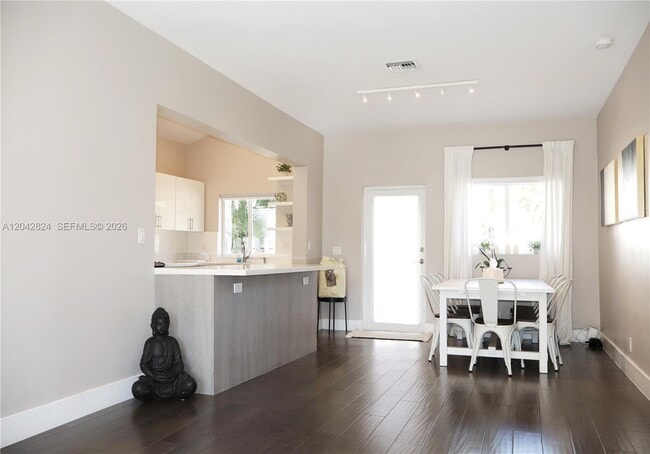 Building Photo - 513 SW 18th Ct