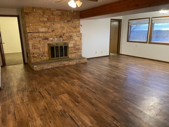 Foto del edificio - Waterfront! Sunset views! 3 bdrms! Attached garage! Private driveway!