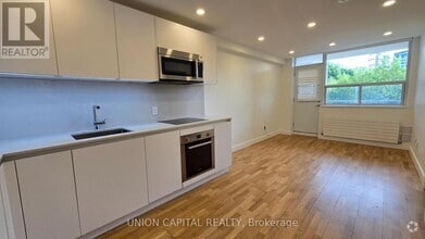 Building Photo - 407-230-230 Oak St