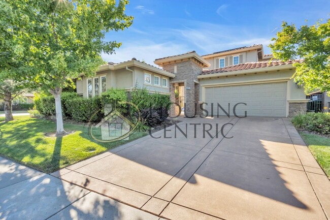 Building Photo - Stunning Executive Serrano Home with a Pool!