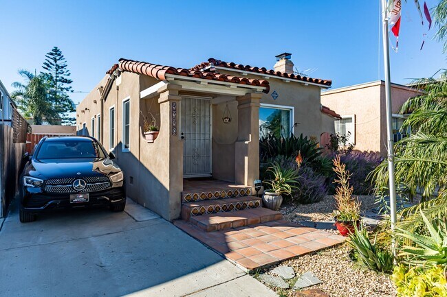 Building Photo - Charming, upgraded, and great outdoor spac...