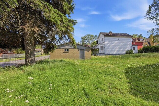 Building Photo - 827 Hinnerman St