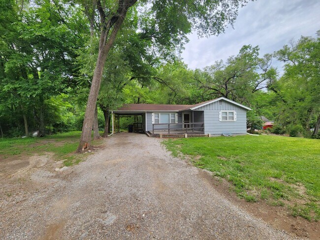 Foto del edificio - Nice, big, and updated 2BR rancher with full basement, parking off street and carport!