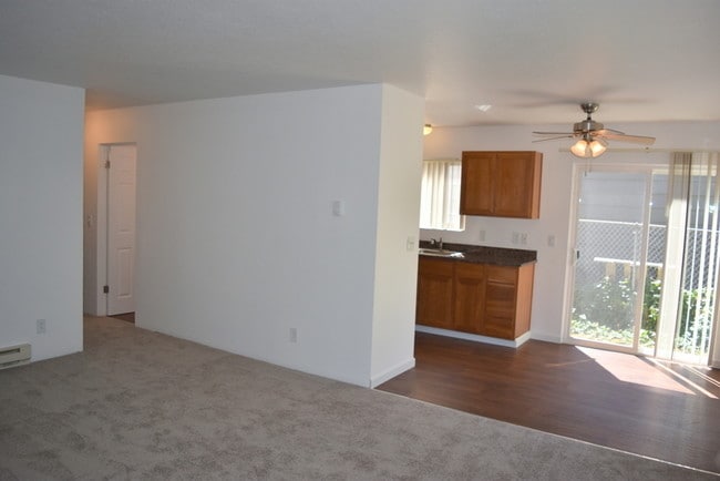 Building Photo - 4940 SW Dogwood Ln